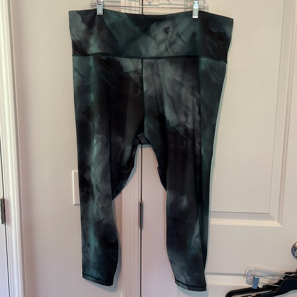 Athleta 3X Elation Printed Black & Gray 7/8 Tight Leggings - Picture 2 of 16